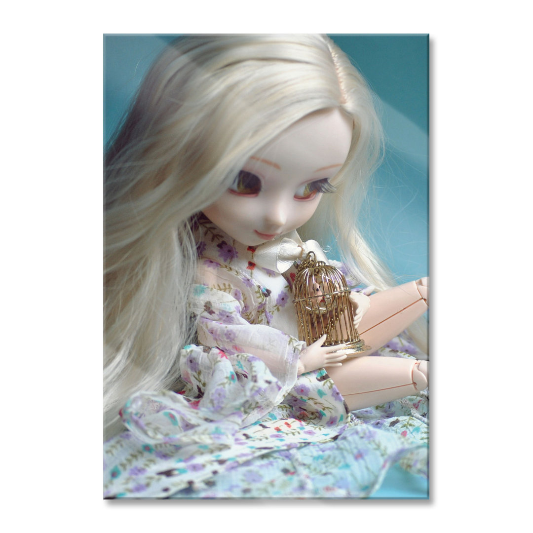 Glasbild Blonde Pullip-Puppe Mit Vogelkäfig