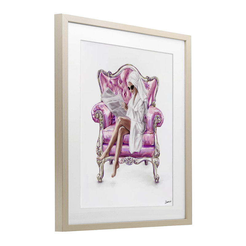 «Trendy Femelle in Pink Chair», reproduction encadrée sous verre, conception de Ziwei Li, H 21 po x l 17 po