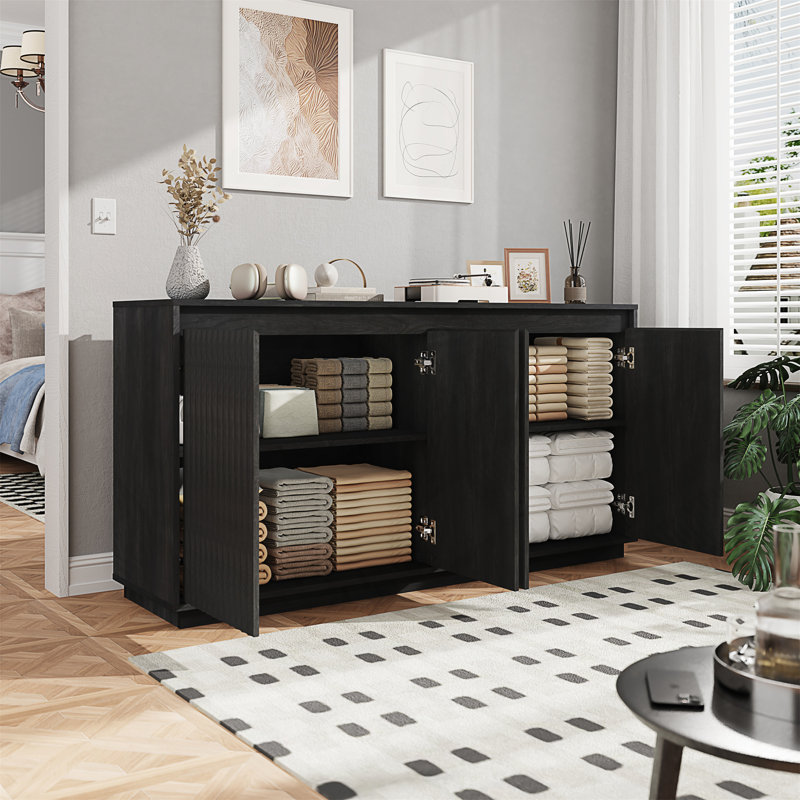 Buffet à 4 portes en bois avec prise de courant, texture verticale ondulée, conception sans poignée pour un rangement moderne et pratique