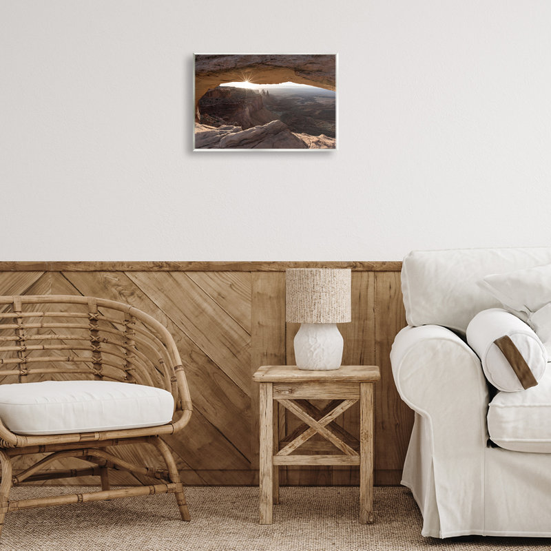 «Peeking Through Desert Arch» par Danita Delimont, H 10 po x l 15 po