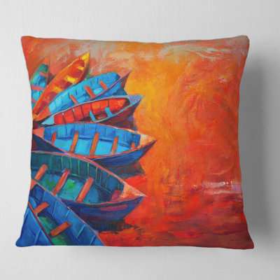 Coussins et housse de coussin en forme de bateau V reposant sur l'eau pendant un coucher de soleil chaud