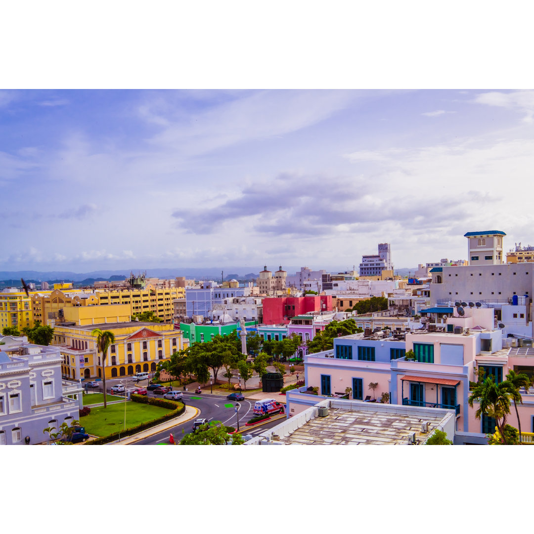 Bunte Straße des alten San Juan, Puerto Rico von Opeyemi Ajoje - Leinwandbild