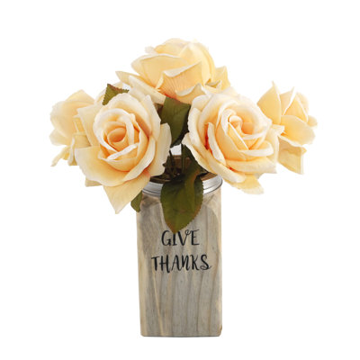 Arrangement floral pour roses pêche dans un pot de fleurs