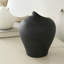 Petite lampe de table 18 po en céramique noire avec abat-jour festonné