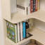 Bibliothèque de coin autoportante en L de 90 cm (35,43 po) à 5 niveaux pour salon, chambre à coucher, bureau à domicile, bibliothèque en bois avec panneau anti-chute et dispositif anti-basculement, tablette ouverte