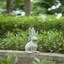 Statue de lapin en ciment patiné