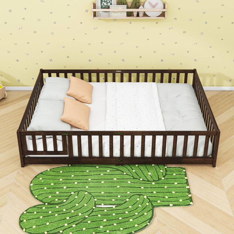 Grand lit en bois avec clôture