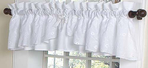 Cantonnière blanche à volants à œillets 84 po
