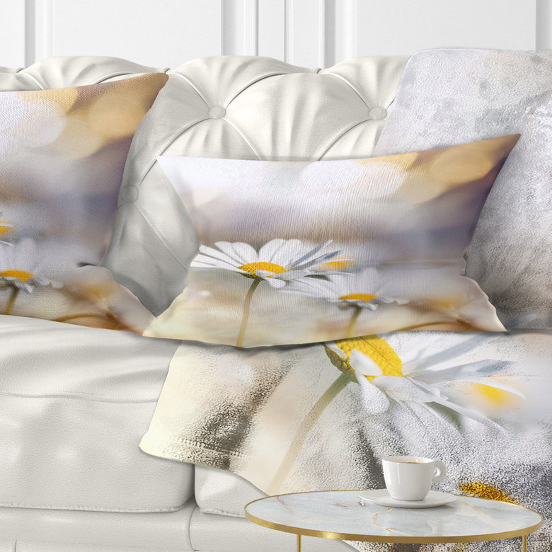 Coussin lombaire en fond floral chamomiles