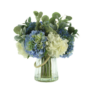 Arrangement floral hydrangées et eucalyptus dans un vase