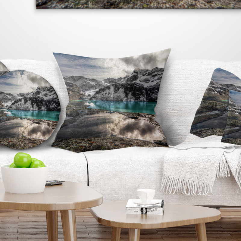 Coussin Mountain Mountain sous un ciel nuageux, 18" x 18", Coussin décoratif