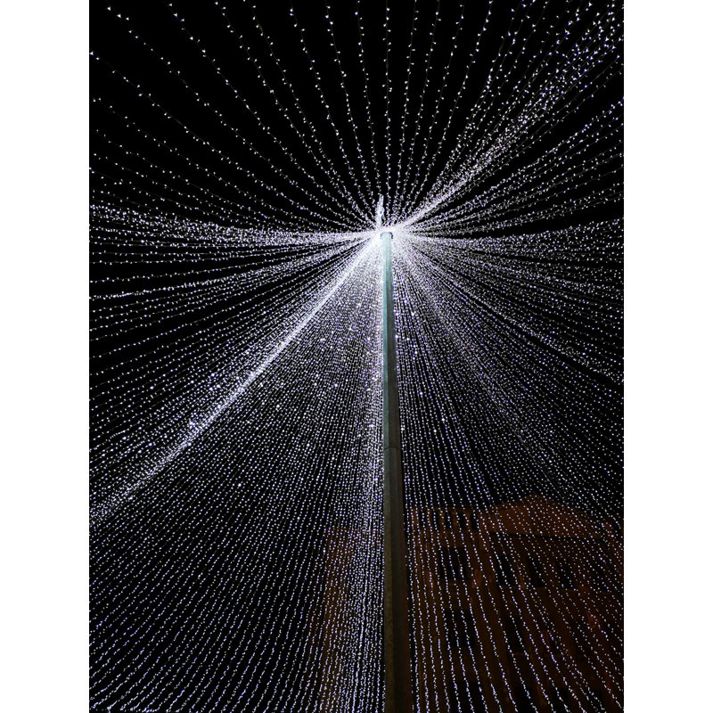 Éclairées la nuit, guirlande lumineuse, sur fond noir, vertical, H 50 po x l 26 po x P 1,5 po