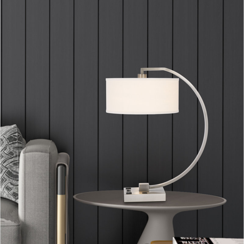 Lampe de bureau 100 W en métal 26 po H avec port de charge USB et 2 prises de courant