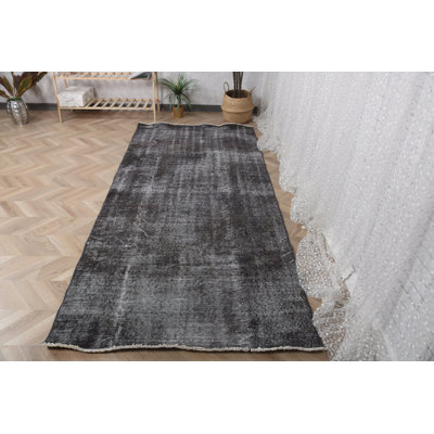 Tapis surdimensionné en laine noire parfait pour les salles à manger avec un design turc rétro et un style bohème chic