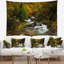 Rivière qui coule en tapisserie d'automne-984687897