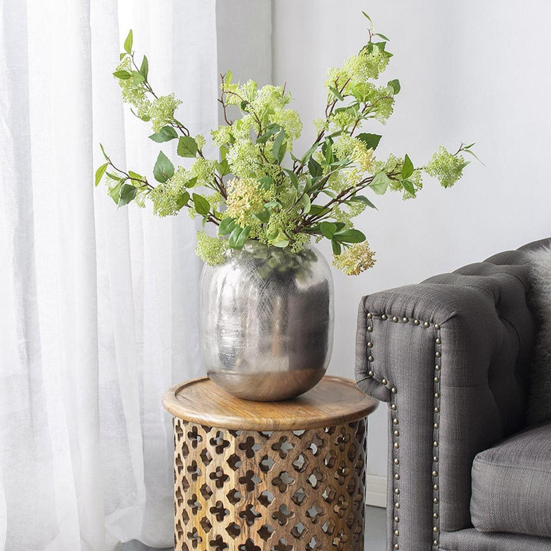Vase en aluminium 10,5 x 10,5 x 13 po, stries argentées, H 13 po x l 10,5 po x P 10,5 po
