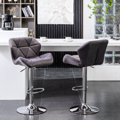 Pivot en velours gris de 2 - hauteur réglable, assise en losange, dossier tranquille au milieu, base polie 2. Siège avec réglage de la hauteur. Pour plus de confort. Et repose-pieds. L 20,5 po x P 25,6 po H 35-43,25 po. P 14,25 po. Arrière