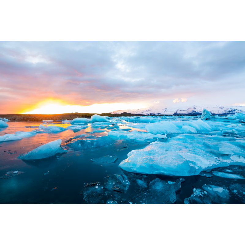 Icebergs dans le lagon de Jokulsarlon au coucher du soleil par Xenotar, H 8 po x l 12 po