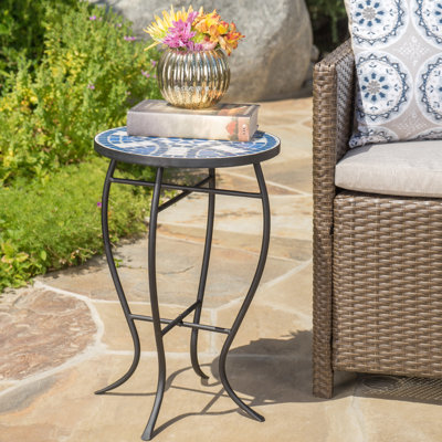 Table d'appoint d'extérieur élégante avec carreaux de céramique : tuile en fer bleu et blanc, structure incluse.