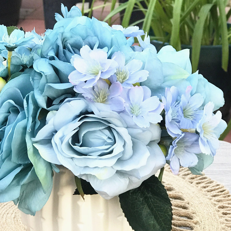 Agencements de rose ouverts et de la pièce maîtresse, Bleu