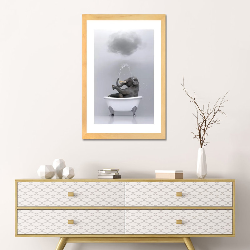 «Elephant Relaxing in the Bath 3» par Mike Kyiv - reproduction d'art, H 24 po x l 16 po x P 1 po, Blanc