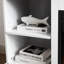 Meuble télé 65 po avec portes coulissantes et foyer, blanc et brun, bureau pratique avec foyer de 23 po - s'adapte à la télévision et offre un grand espace de travail