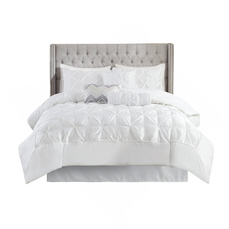 Le magnifique ensemble d'édredon capitonné 7 pièces de couleur blanche, hypoallergénique et élégant pour les lits de grande taille, rehausse l'esthétique de la chambre à coucher.