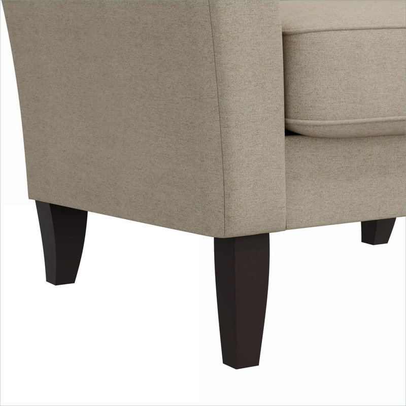 Chaise avec accoudoirs rembourrés et bouclés à finition beige, assise compacte capitonnée avec pieds en bois massif pour les petits espaces