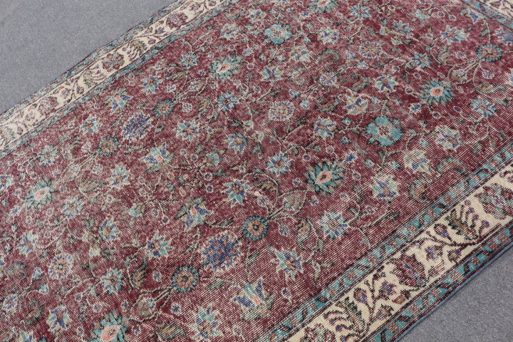 Tapis turc rétro avec un élégant motif floral rouge et bleu offrant un look unique fait à la main pour n'importe quel espace