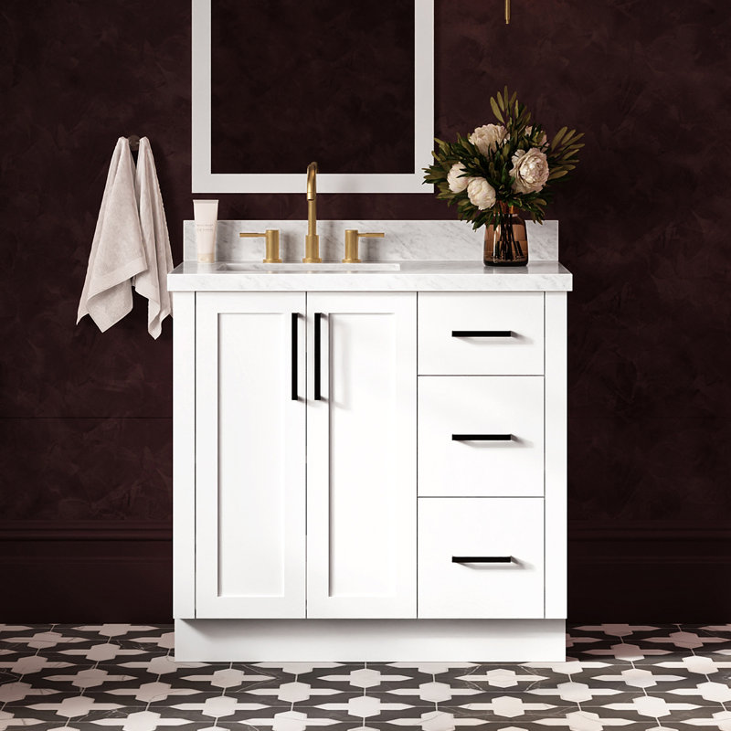 Meuble-lavabo rectangulaire simple de 94 cm (37 pouces) décalé vers la gauche, avec comptoir en marbre blanc de Carrare de 3,8 cm (1,5 pouce) d'épaisseur.