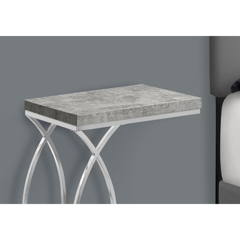 Table d'appoint en forme de C, Ciment gris, Métal chromé