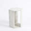 Table d'appoint hexagonale en marbre blanc, idéale pour les pauses-café et autres utilisations, avec un grain de grain gris unique, un design compact et une surface mate et lisse.