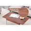 Table basse à plateau relevable avec finition grain de bois foncé et structure de pieds stable, pieds en verre trempé, solution de rangement utile