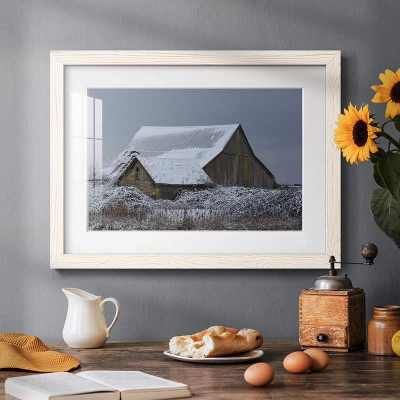Winter Barn, impression sur papier encadrée, H 14 po x l 20 po x P 1,5 po, Cadre blanc