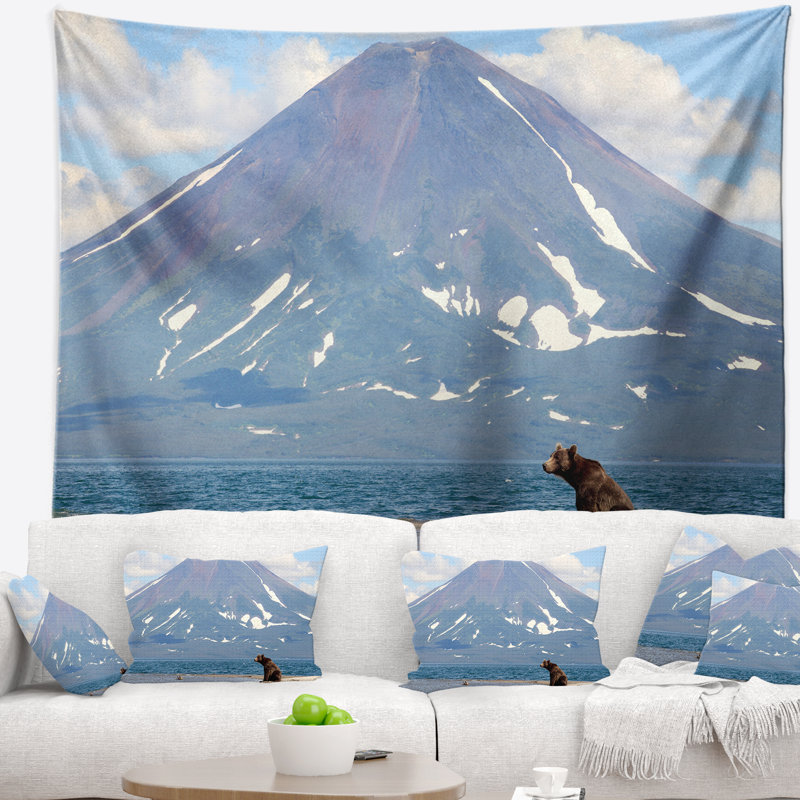 Grand ours devant la tapisserie du volcan, H 78 po x l 92 po