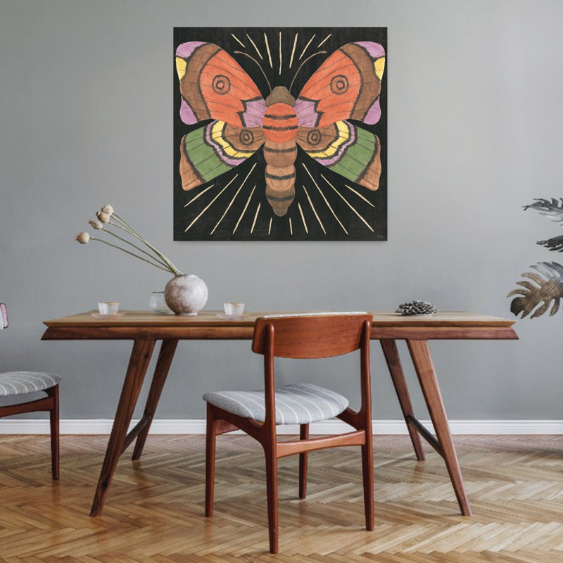 Spooky Chic VI Contemporary Moth Art, H 32 po x l 32 po