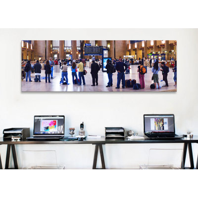«People Waiting in a Railroad Station, 30th Street Station, Schuylkill River, Philadelphia, Pennsylvania, USA» par Panoramic Images - Reproduction giclée sur toile panoramique