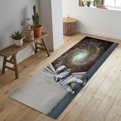 Tapis à motif floral non tissé fin avec motifs complexes rouges et dorés, idéal pour les endroits très passants et ajoutant une touche de couleur à n'importe quel décor