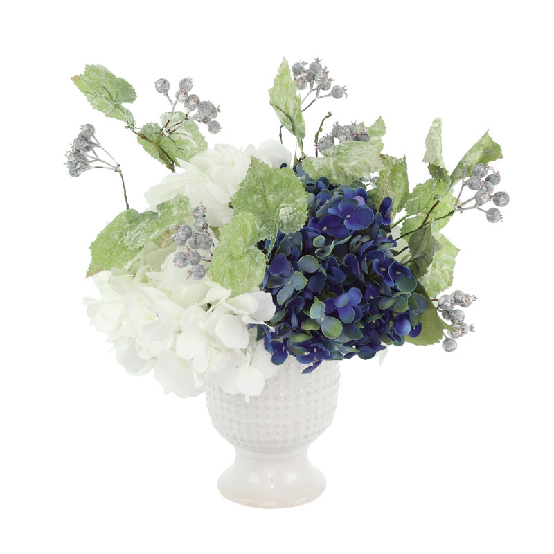 Arrangement floral hydrangées et baies