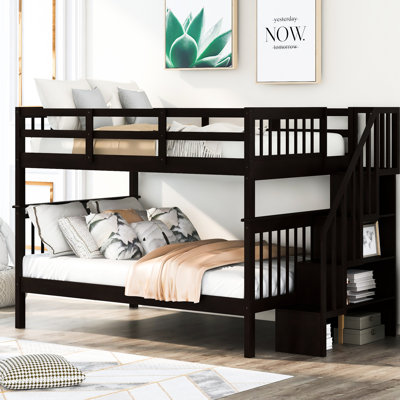 Lit superposé dans la chambre à coucher avec rangement pratique et garde-corps avancé