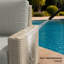 Chaise longue d'extérieur en osier avec table de bout et coussins Sunbrella Henri-212703811