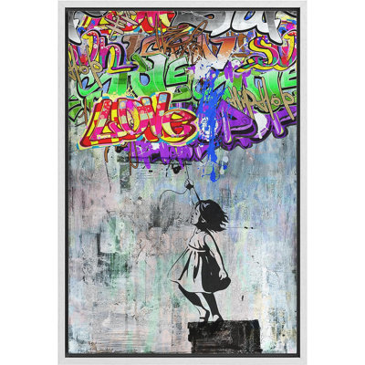 Petite fille étiquetant Banksy sur toile