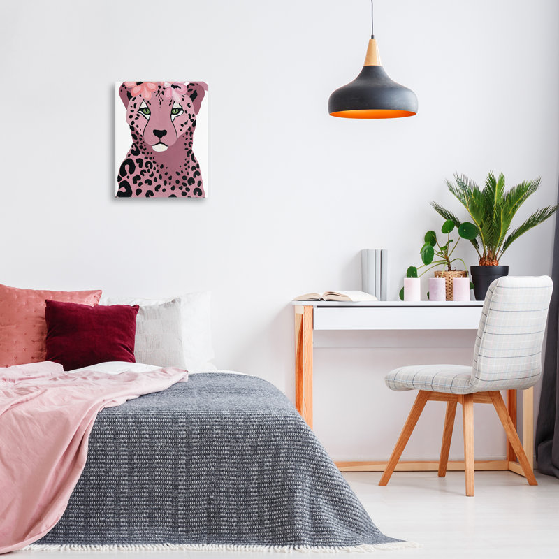 «Cheetah with Pink Blossoms», art mural sur toile par Yvette St. Amant, H 20 po x l 16 po