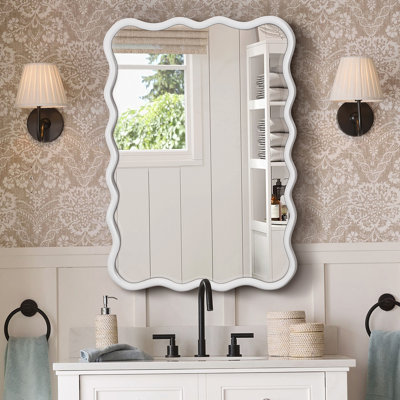 Miroir rectangulaire ondulé en bois massif avec cadre pour une décoration murale moderne, rehaussant l'esthétique et la fonctionnalité de n'importe quelle pièce