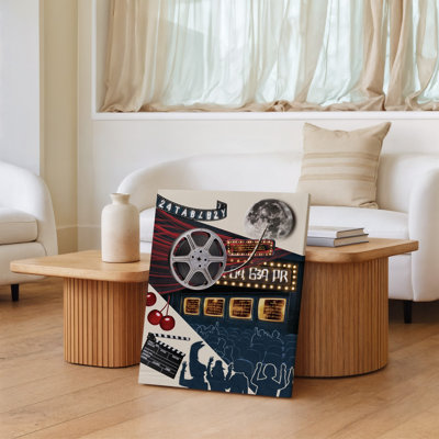 La toile crée un collage vibrant et nostalgique qui capture l’essence de l’art mural d’une expérience cinématographique classique