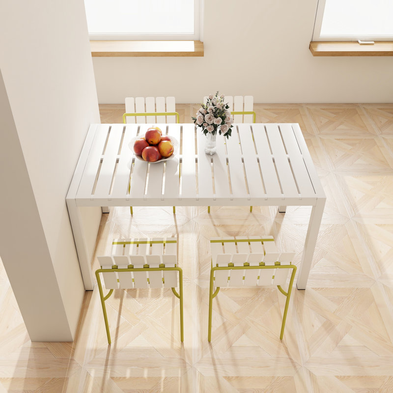 Ensemble de 4 chaises à blocs de couleurs rayées avec pieds en métal et Pp imperméable pour les zones de balcon intérieures / extérieures, blanc crème et jaune grain de style moderne, usage intensif,