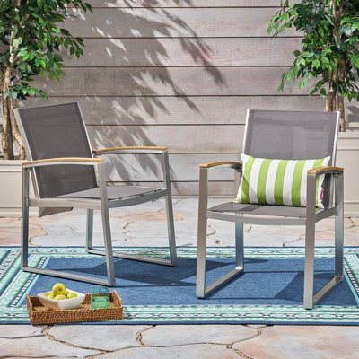 Chaise de patio de couleur grise - aluminium, 22,85 po de profondeur, 24,91 po de largeur, 32,87 po de hauteur, 10,58 lb. Repas chic avec siège et dossier en filet, structure en aluminium rouille, style Mid-Century D x W H et touche moderne rouille