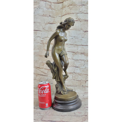 Sculpture en bronze de la déesse féminine nue