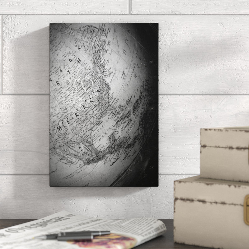 Globe noir et blanc - reproduction sur toile, H 12 po x l 8 po