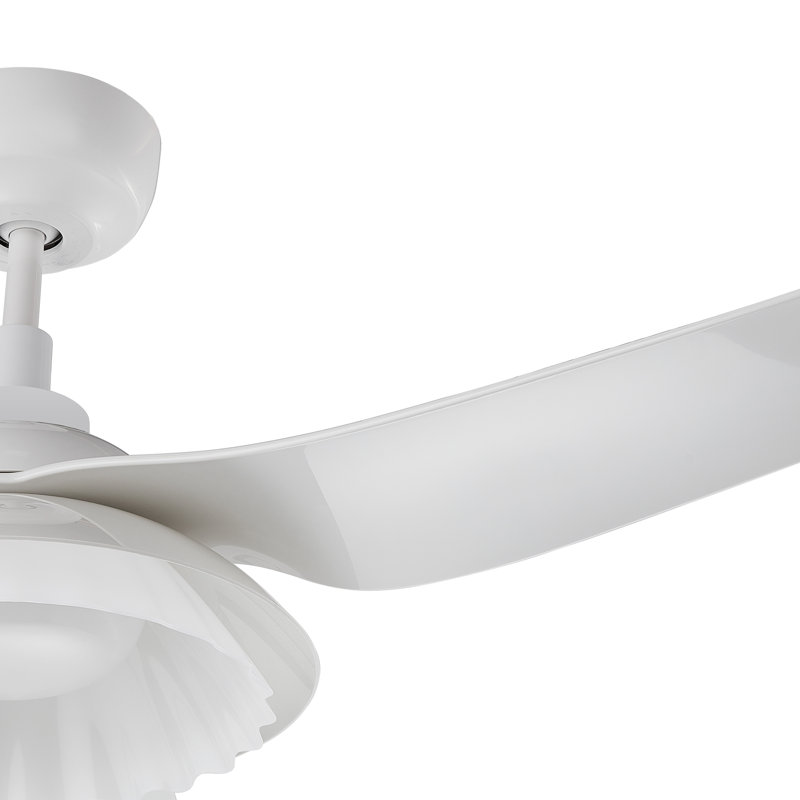 Ventilateur de plafond standard à DEL à 3 pales de 52 po avec télécommande et éclairage inclus.